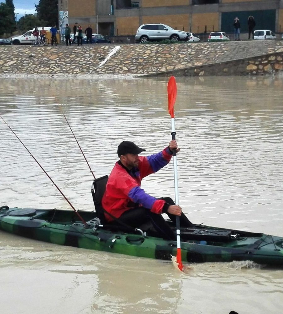 Enrique Gavidia probando kayak pesca